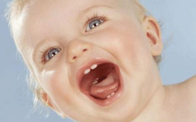первые зубы, признаки прорезывания зубов, воспаленные десна, первый зубик